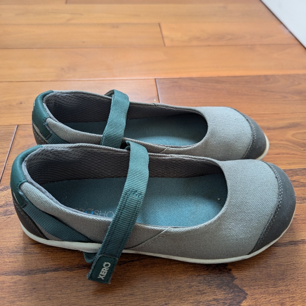 Xero Women's Gray Flats